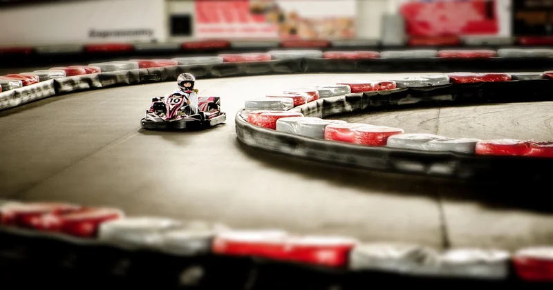 Roulage libre ou course indoor : quelle différence pour vous ?